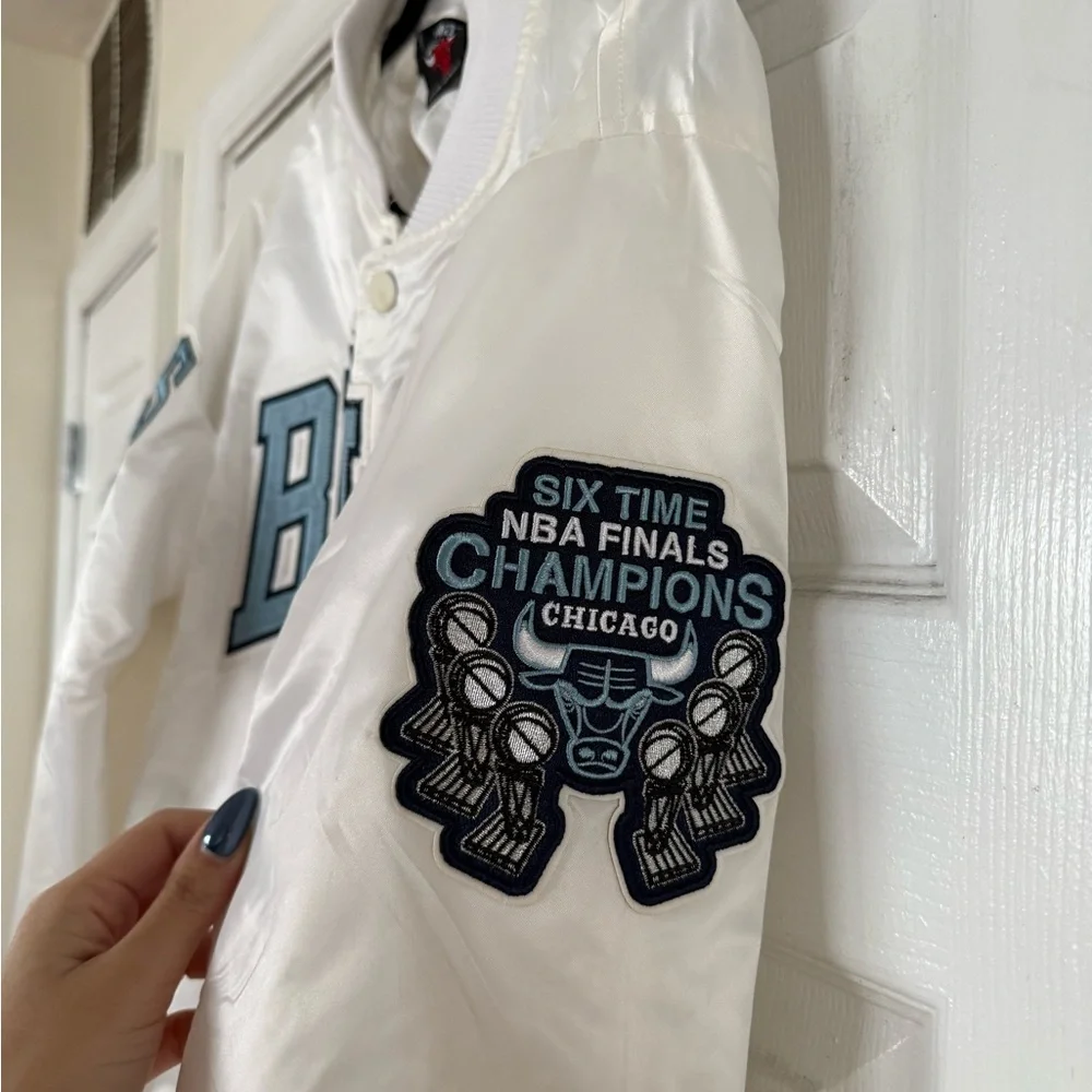 White Bulls Satin Bomber Jacket NBA - Picture 3 of 5